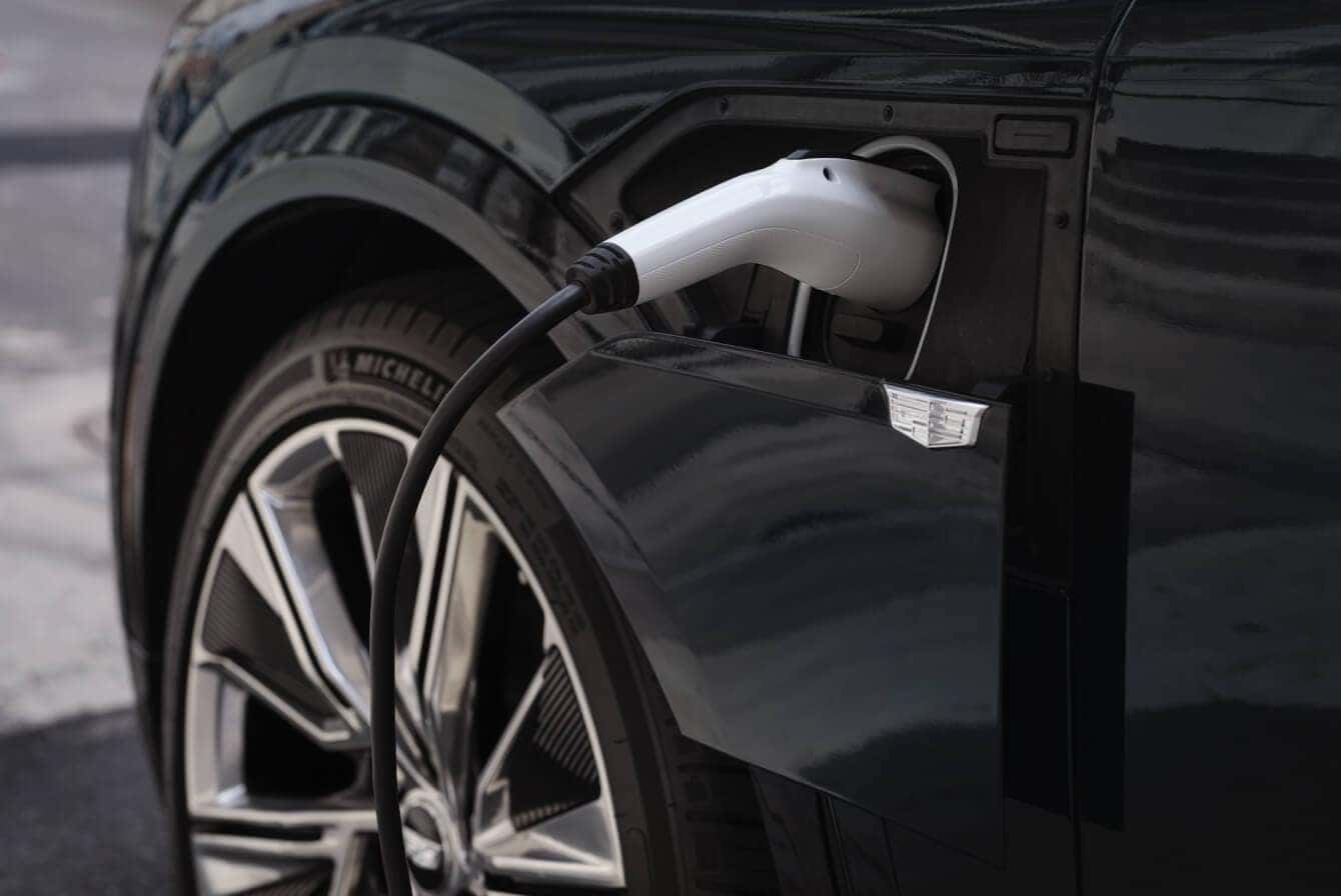 Comparing Electric Vehicles and Hybrids: Which is the Better Choice?