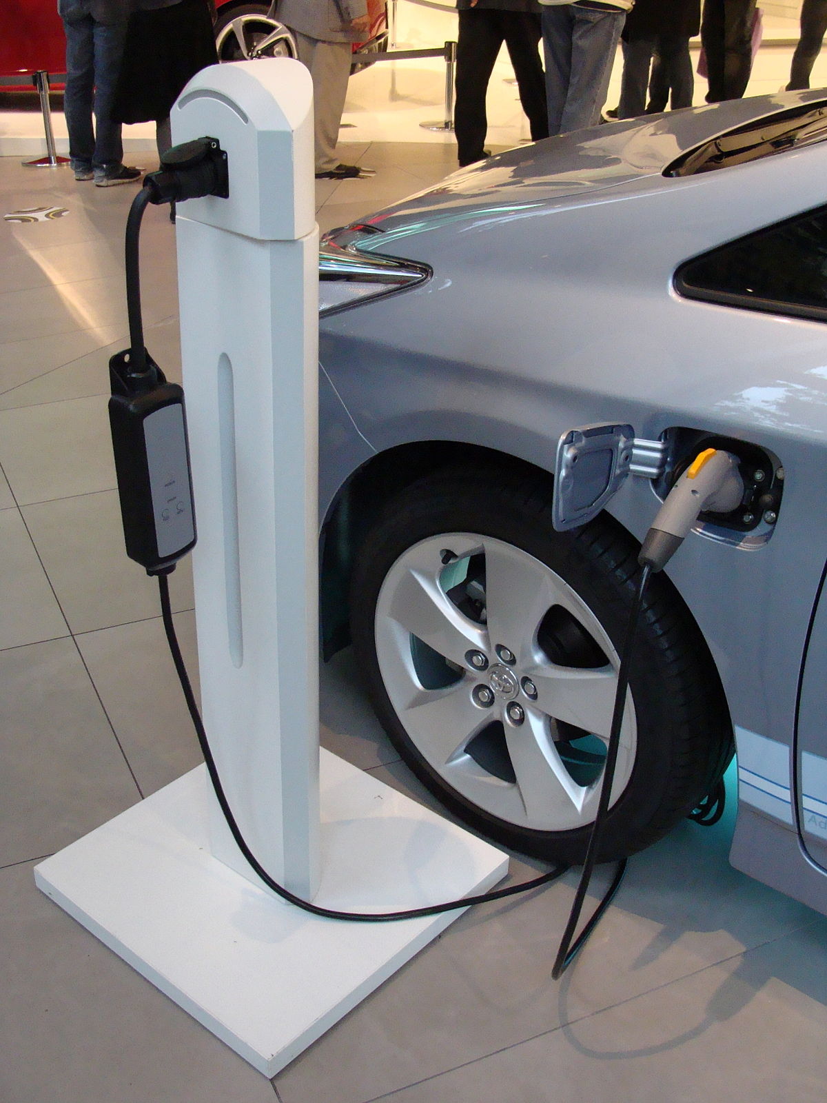 Comparing Electric Vehicles and Hybrids: Which is the Better Choice?