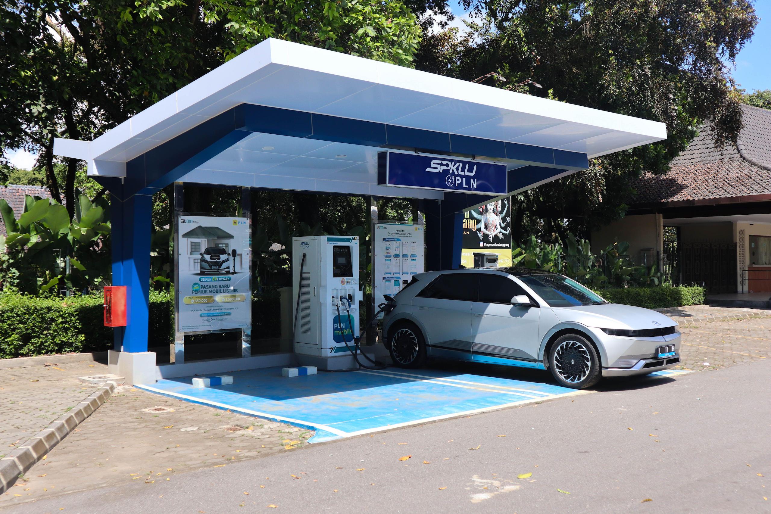 Ensuring Electric Vehicle Safety in Accidents: Key Technologies and Standards